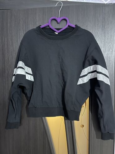 Kurtkalar: Qara sweatshirt -Ölçü: XS amma S-ə də gedir - Rəng: qara - Dizayn: hər