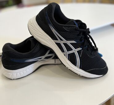 Krasofkalar və idman ayaqqabıları: Asics Gel idman ayaqqabısı (ölçü 42.5 ) . 1-2dəfə geyinilibartıq