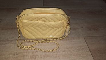 сумка для ноутбука 17 дюймов женская: Продаю сумку на ремешке. яркая, удобная. размер 27×17 см. состояние