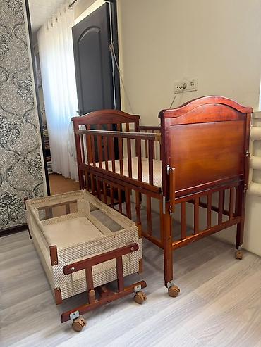 калесики: Детская кроватка из массива (скорее всего бук/сосна) в классическом — 2