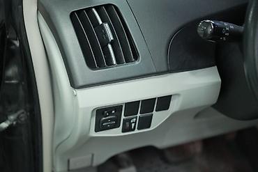 range rover 2013: Toyota Prius: 2013 г., 1.8 л, Гибрид, Лифтбек — 10