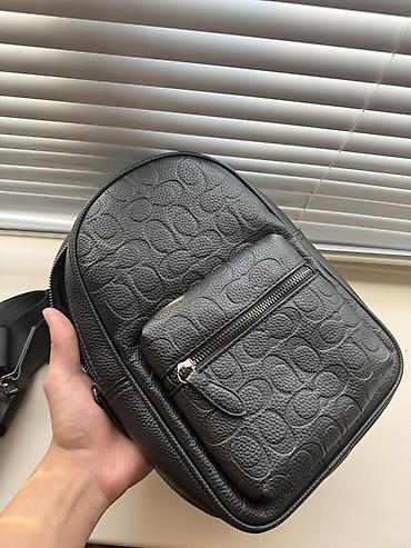 Рюкзаки: Сумка Coach Компактная барсетка из черной фактурной кожи с тисненным — 1