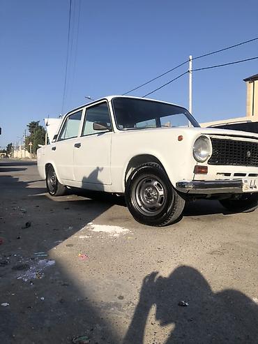 yeni vaz 21011: Vaz 2101, ağ rəng, sedan kuzov. Klassik dizaynlı model, arxa — 10