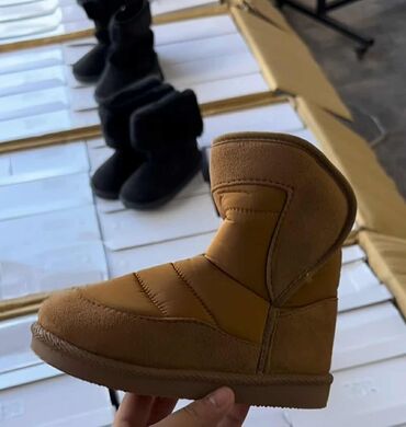 Čizme: Dečje zimske čizmice . Cena 2500 din — 3