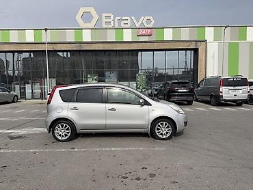 icarəyə masin: Nissan Note, gümüşü rəng, 5 qapılı kompakt minivan/hetçbek. Şəhər üçün — 4