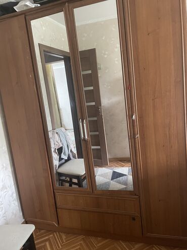 письменный столь: Шифанер 4 х створчатый, кровать полуторка 2 на полтора с матрасом и