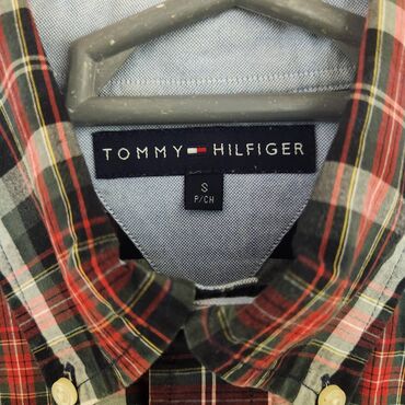 Köynəklər: Tommy Hilfiger brendinin orijinal köynəyi. Ölçüsü S kimi qeyd olunsa