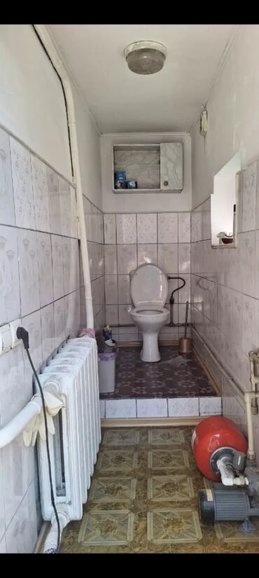 сдаю дом на длительный срок рядом просп жибек жолу бишкек: 68 м², 3 комнаты, Парковка, Забор, огорожен