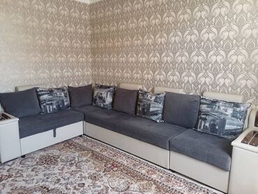 стол с диваном: Угловой диван, цвет - Серый, Б/у