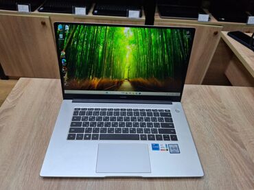 Intel Core i5, 8 GB, 15.6 "