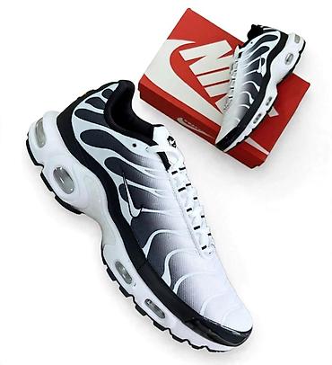 sapa u srcu: Nike Air Max Plus (TN) patike – crno‑bele - Silueta sa — 1