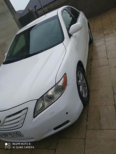 panel pulsuz: Toyota Camry sedan – ağ rəng, geniş və rahat salon. Xüsusiyyətlər: - — 8