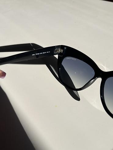dobar dan italijanski: Tom Ford ženske sunčane naočare – model Nika TF523 01W - Ikoničan — 3