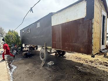 Вагоны: Продается передвижной вагончик. На ходу. Колеса 🛞 хорошие. Дышла есть — 2