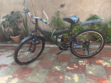 Dağ velosipedləri: Dağ velosipedi, müxtəlif ərazilərdə rahat sürmə imkanı təmin edən qara — 2