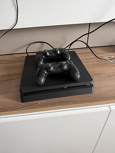 Sony PlayStation: PlayStation 4 Slim (чёрная) с двумя беспроводными геймпадами DualShock — 3
