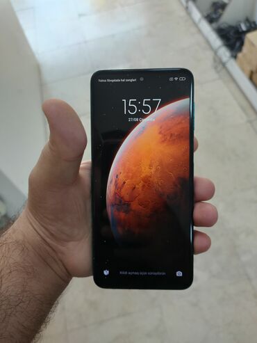 Arxa tərəfində 64MP dörd kamera sistemi ilə təchiz olunmuş, parlaq