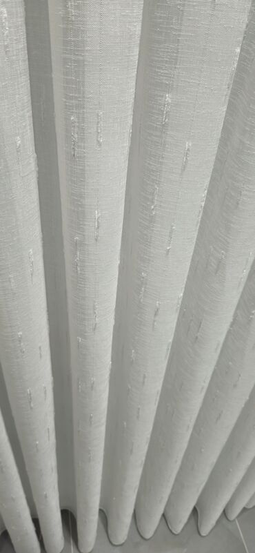 Parçalar: Ağ rəngli, nazik, şəffaf parçadır. Üzərində həndəsi naxışlar var — 13