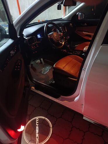 авто в рассрочку 2107: Автомобиль Kia Sorento белого цвета с просторным салоном, отделанным