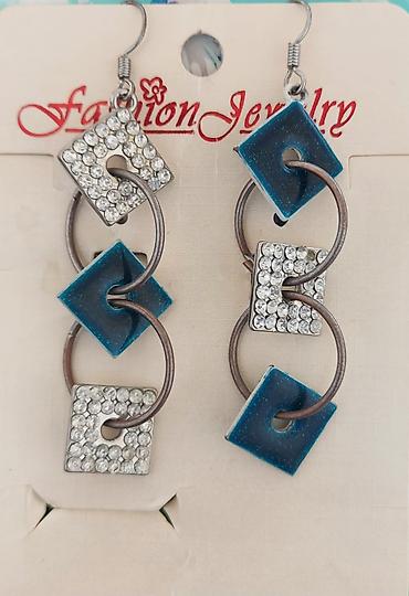 Серьги: Продаю новые серьги. Остались после закрытия торговой точки. Цены — 5