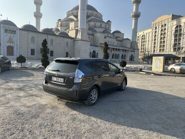 Toyota: Toyota Prius: 2012 г., 1.8 л, Вариатор, Гибрид, Универсал