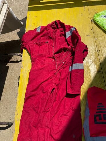 Botinkalar: Qara rəngdə uniseks təhlükəsizlik botları iş mühitində ayaqları — 21