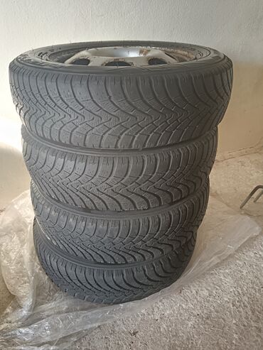 dimenzije felni za automobile: Prodajem 4 gume zimske sa felnama 155/70 r13 75t i dve bez felni