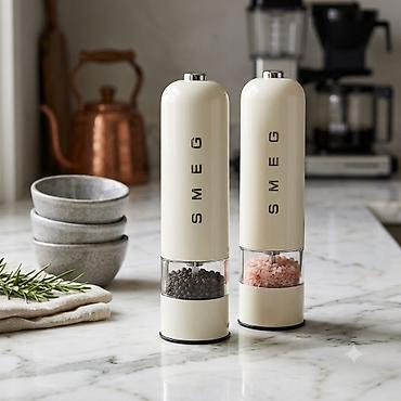 smeg: Электрическая пара мельниц для соли и перца SMEG, цвет кремовый. - — 1