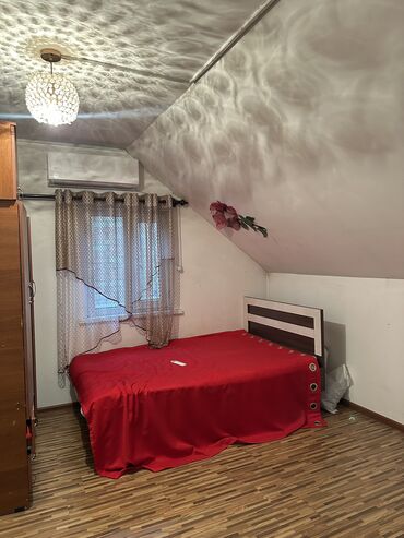 Двуспальные кровати: Двуспальная кровать с матрасом, хорошего качество, с ценой можно еще