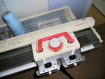 бытовая техника кухня: Вязальная машинка Toyota ks858 продаю + 5 кг пряжи для вязания