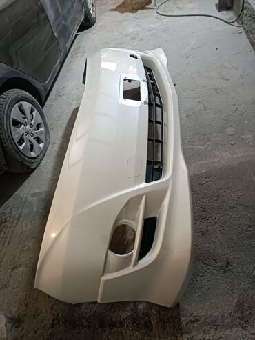 plate na 3 godika: Передний Бампер Toyota Б/у, цвет - Белый, Оригинал