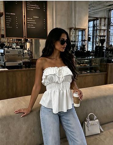 cvece mindjuse: Ženska letnja bluza bez bretela – model sa volanima
1800 din 
S M L — 4