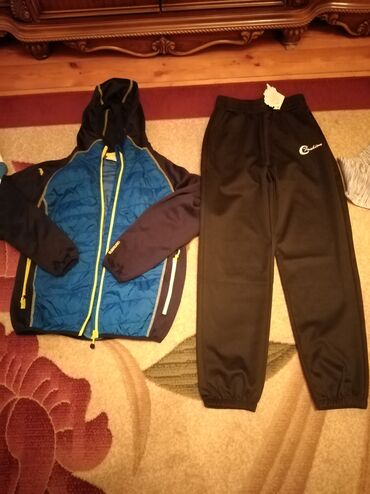 Köynəklər: 11-12 yawa. Biri 5-10manat. Bezilerini tezedir — 2