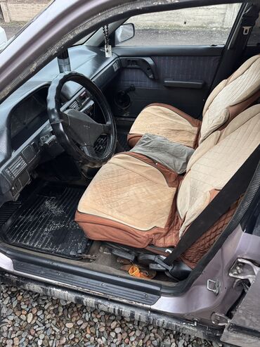 Mazda: Mazda 323: 1993 г., 1.6 л, Механика, Бензин, Седан — 12