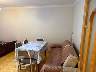 Uzunmüddətli kirayə mənzillər: 1 otaqlı mənzil – daxili plan və təchizat - Geniş zal: divan, yemək — 1