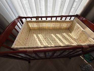 wooden bed: Детская односпальная кровать, Б/у, Для девочки, Для мальчика, С матрасом, Дерево, Самовывоз — 1