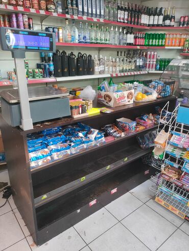 Kassa avadanlığı: On terefi kassa ucun arxa terefi vitrin olan kassa.masasi satilir