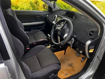 corolla runx: Toyota Ist – компактный городской автомобиль серебристого цвета