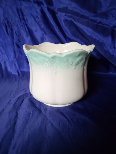 Ostali kućni dekor: Saksija nova iz 70tih. Saksija nova boja nije cisto bela,ide na — 1