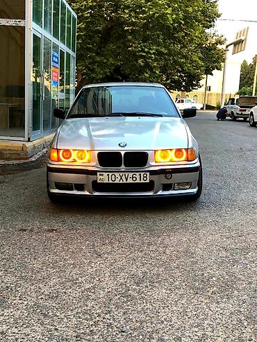 çanqan avto: BMW 3 Series E36 sedan, gümüşü rəng. - Orijinal BMW emblem və M paket — 2