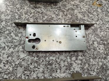 qapi qollari: Daxili qapılar üçün mexaniki zamok korpusu - Korpus materialı: metal