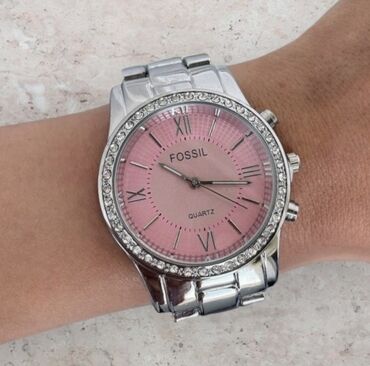 Watches: Fossil sat, u srebrnoj boji. Brojčanik je prečnika 40 mm. Materijal