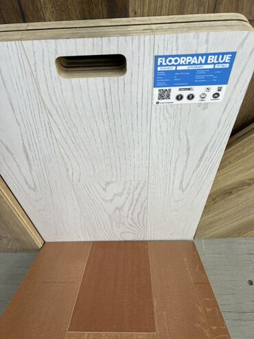 Ламинат: Образец ламината Floorpan Blue с древесной текстурой. Светлый оттенок