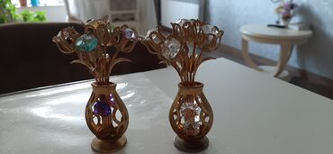qız çantaları: Qızılı rəngdə, dekorativ güllərdən ibarət iki ədəd bəzək əşyası. Hər