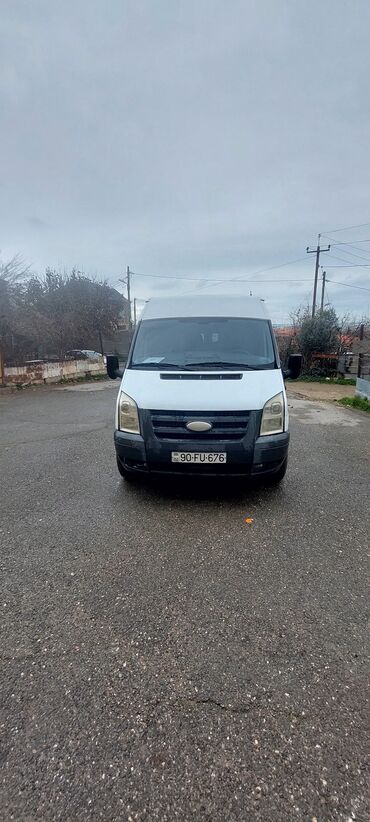 Ağ rəngli Ford Transit mikroavtobus təklif olunur. Yükdaşıma və ya