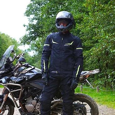 trcanje: Crna Modeka motociklistička jakna sa neon žutim detaljima je — 2