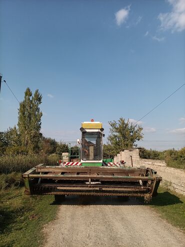 Kombaynlar: Özüyeriyən yem biçən kombayn - Ön hissədə geniş barmaqlı kəsici