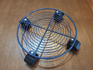 garden crvenka: Pokretno postolje za saksiju. Ima 4 točkića. Prečnik oko 25cm, mada — 2