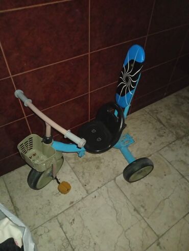 3 yaşdan yuxarı uşaqlar ucun velosipedlər: Uşaq üçtəkərli velosipedi - Rəng: mavi-qara elementlərlə - Arxasında