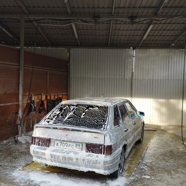 антикоррозийная обработка: Автомобиль ВАЗ-2109, покрытый пеной, находится на автомойке